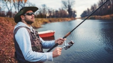 Fiskare i typiska fiskekläder