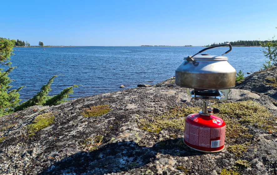 Primus Mimer Stove, gasolkök på klipphäll mot havet