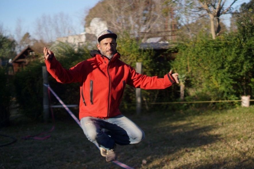 Öva balansen med olika övningar på slackline