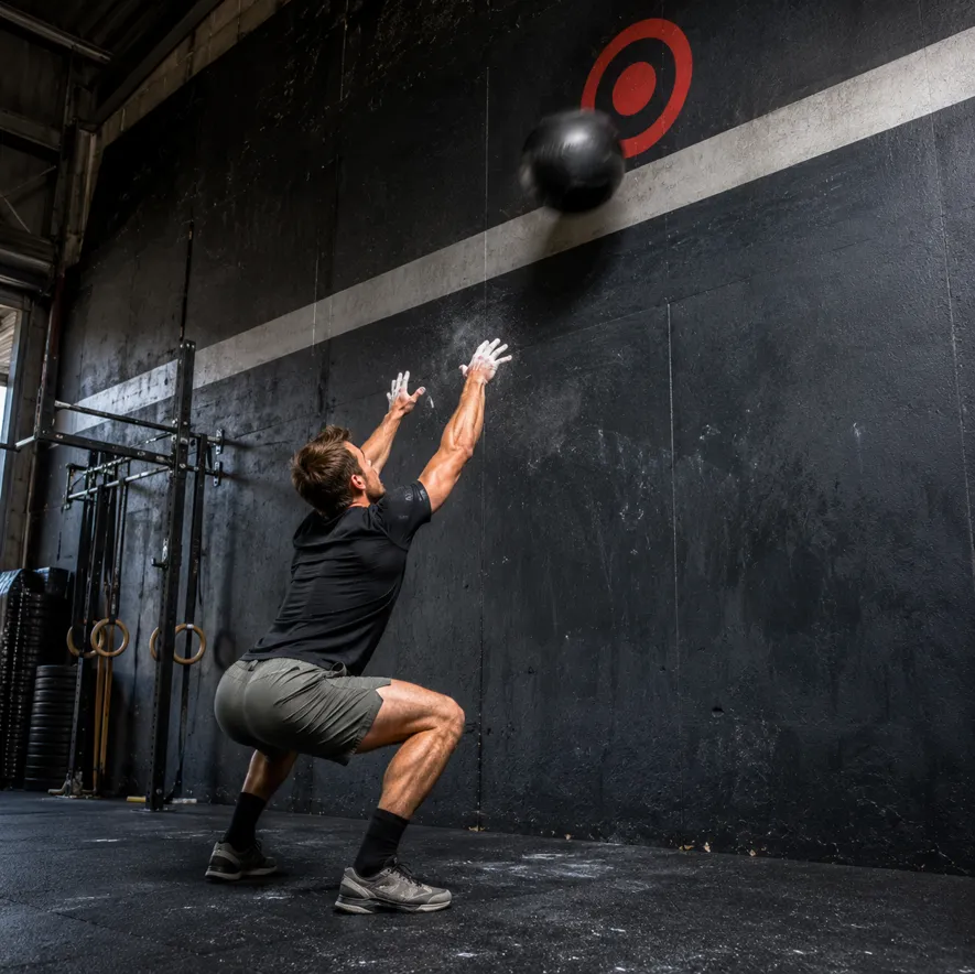 Wall ball i CrossFit - kasta medicinboll mot måltavla på väggen för helkroppsträning