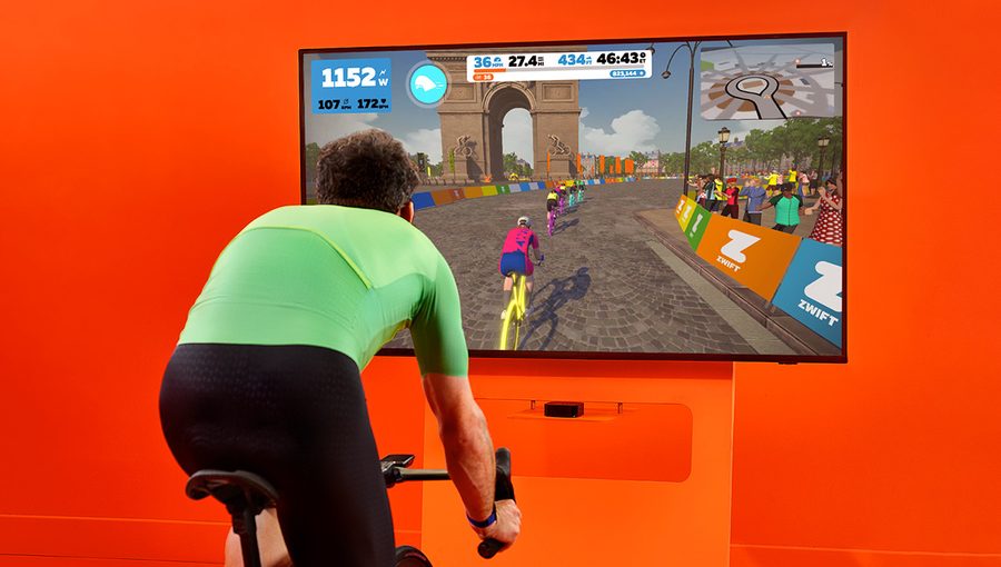 Cyklist som kör Zwift på en TV-skärm